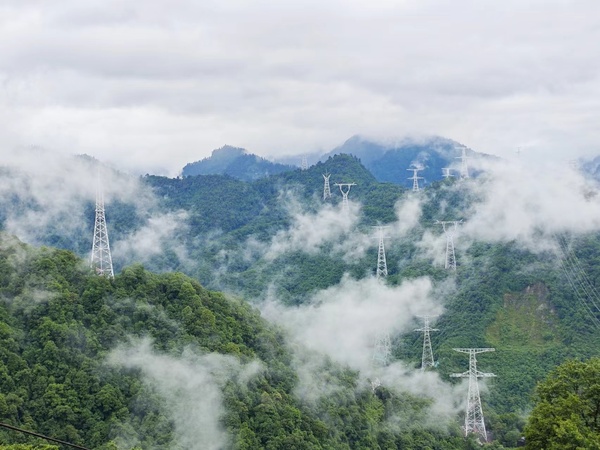 攝于川渝1000千伏特高壓項目-云霧中的川渝特高壓-亓超.jpg