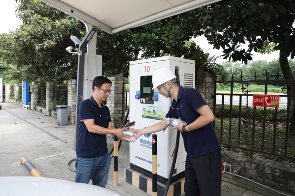 2025年8月14日,工作人員主動為在烈日下等待充電的用戶送上解暑飲品,攝影:牛紫玉.JPG